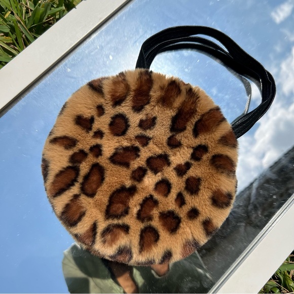 Handbags - Cheetah handbag with pleather straps 🖤